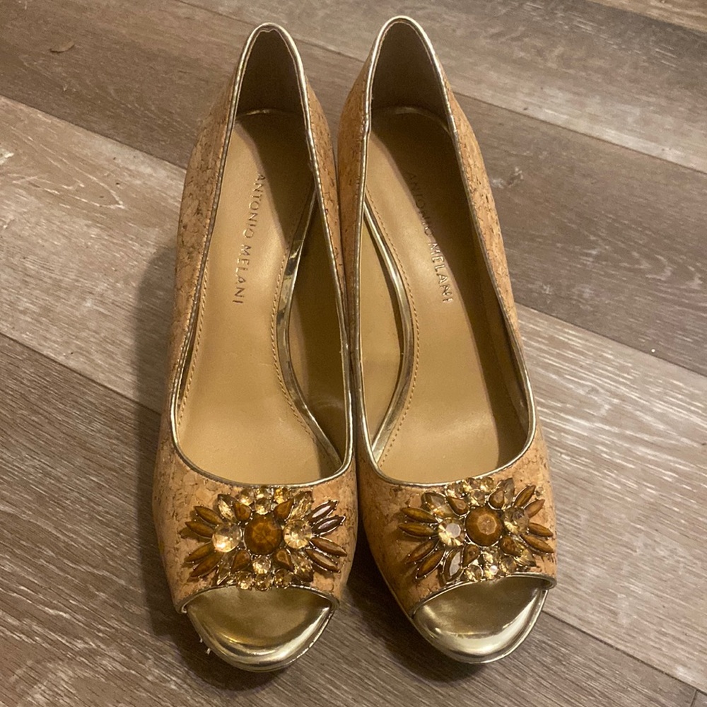 Like new peep toe cork and gold pumps…very pretty!